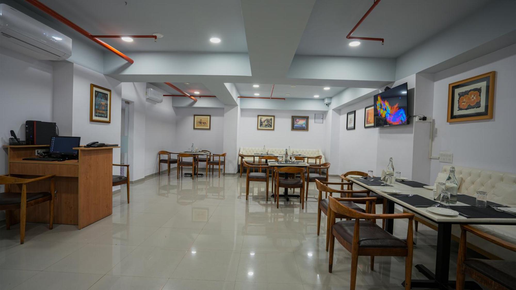 Hotel Downtown Gandhinagar Extérieur photo